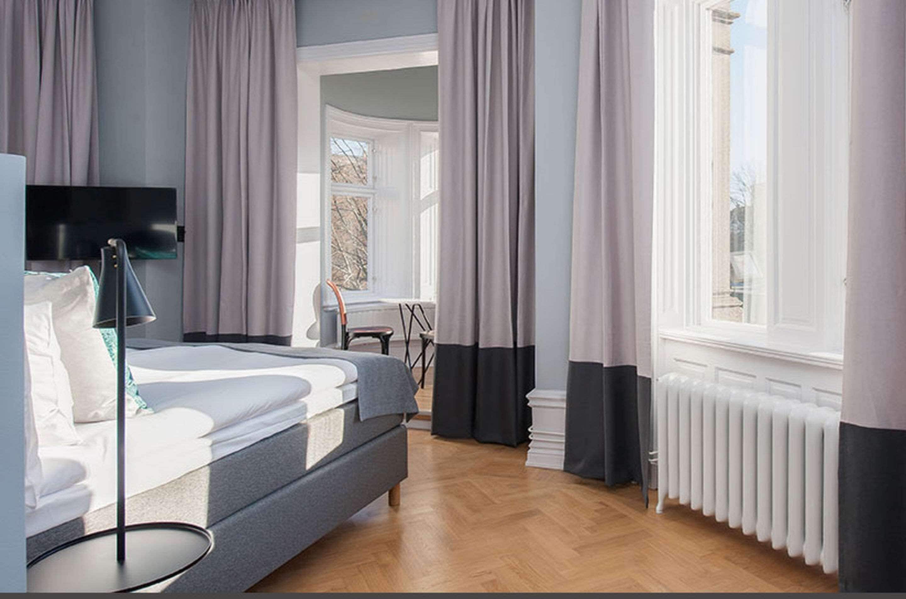 Desk, blackout curtains, cots/infant beds, bed sheets