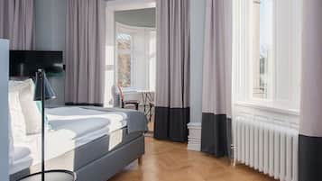 1 habitación, escritorio, cortinas blackout y cunas