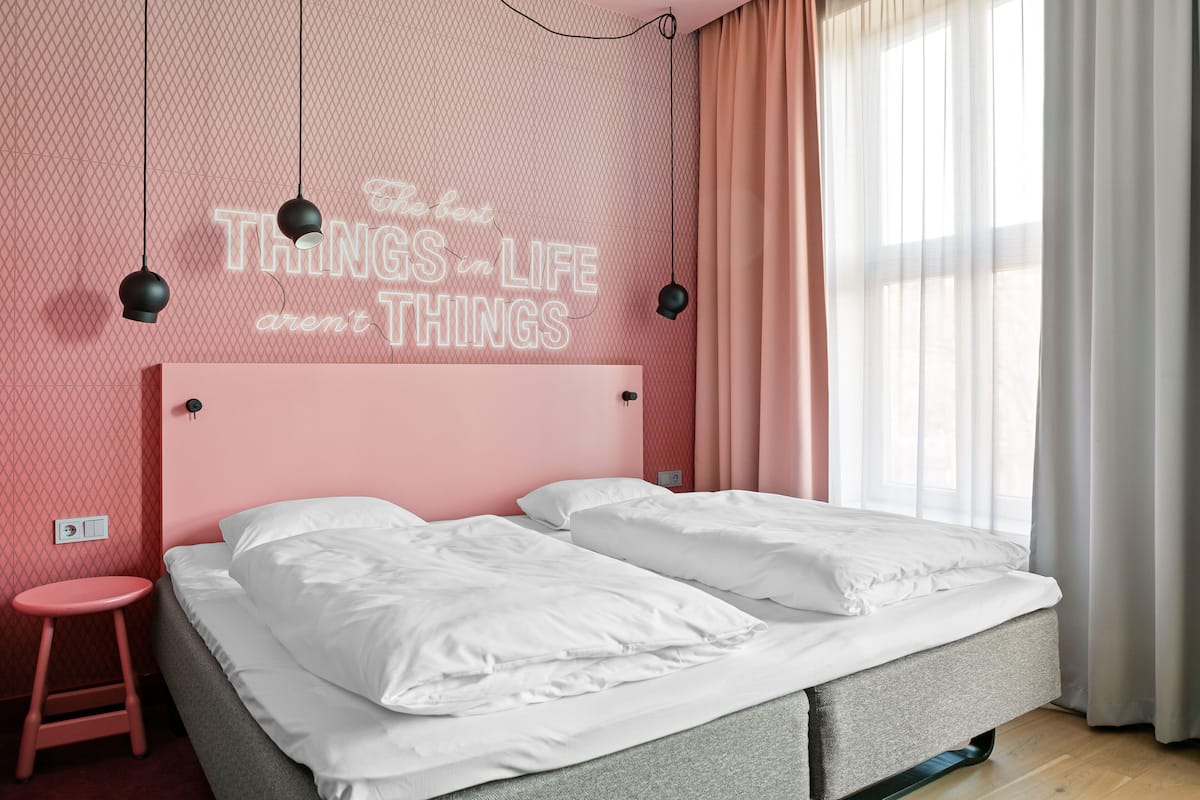 Kamar Standar, 1 Tempat Tidur Double, Bebas Asap Rokok | Didekorasi berbeda-beda dan dilengkapi dengan perabotan berbeda-beda