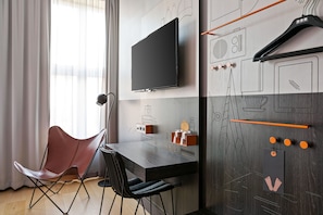 Een 43-inch plasmatelevisie met digitale zenders en televisie