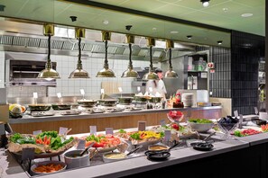 A buffet with various food items and utensils. - Comfort Hotel Karl Johan (Oslo)