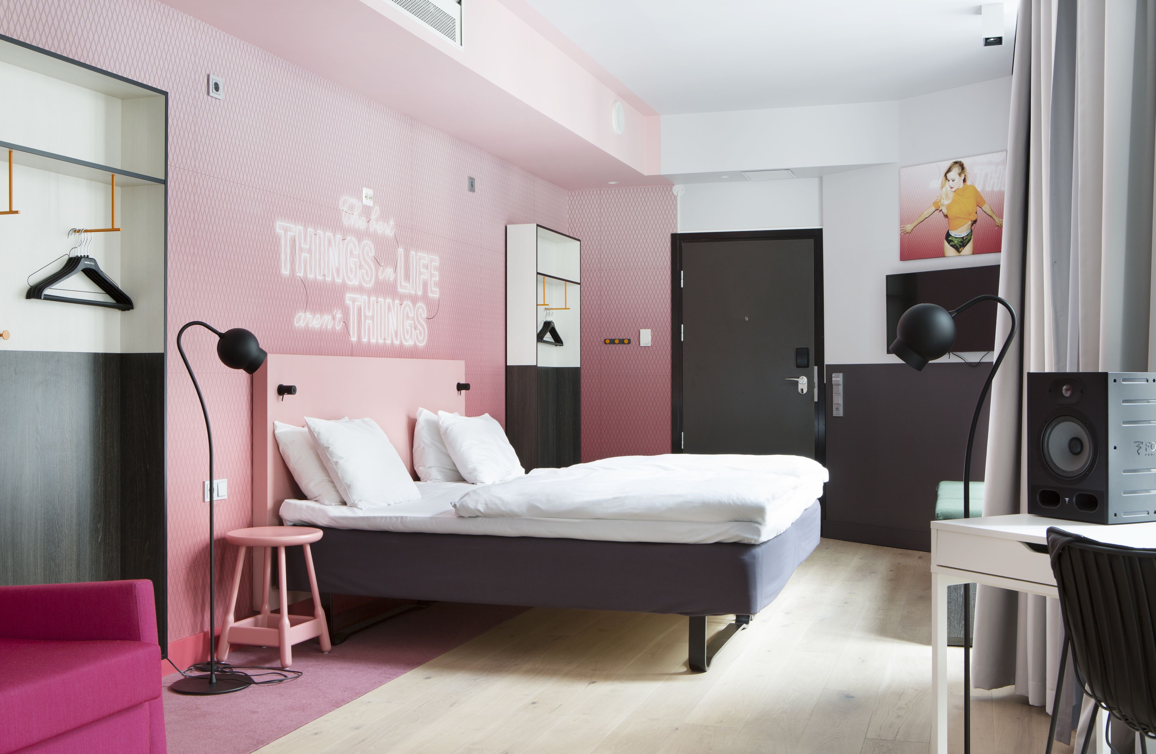 deluxe room, 1 double bed with sofa bed, non smoking (1 person sofa bed) | individually decorated, individually furnished, desk, cots/infant beds