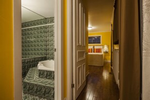 Suite, 2 habitaciones | Baño | Artículos de higiene personal gratuitos, secador de pelo y toallas