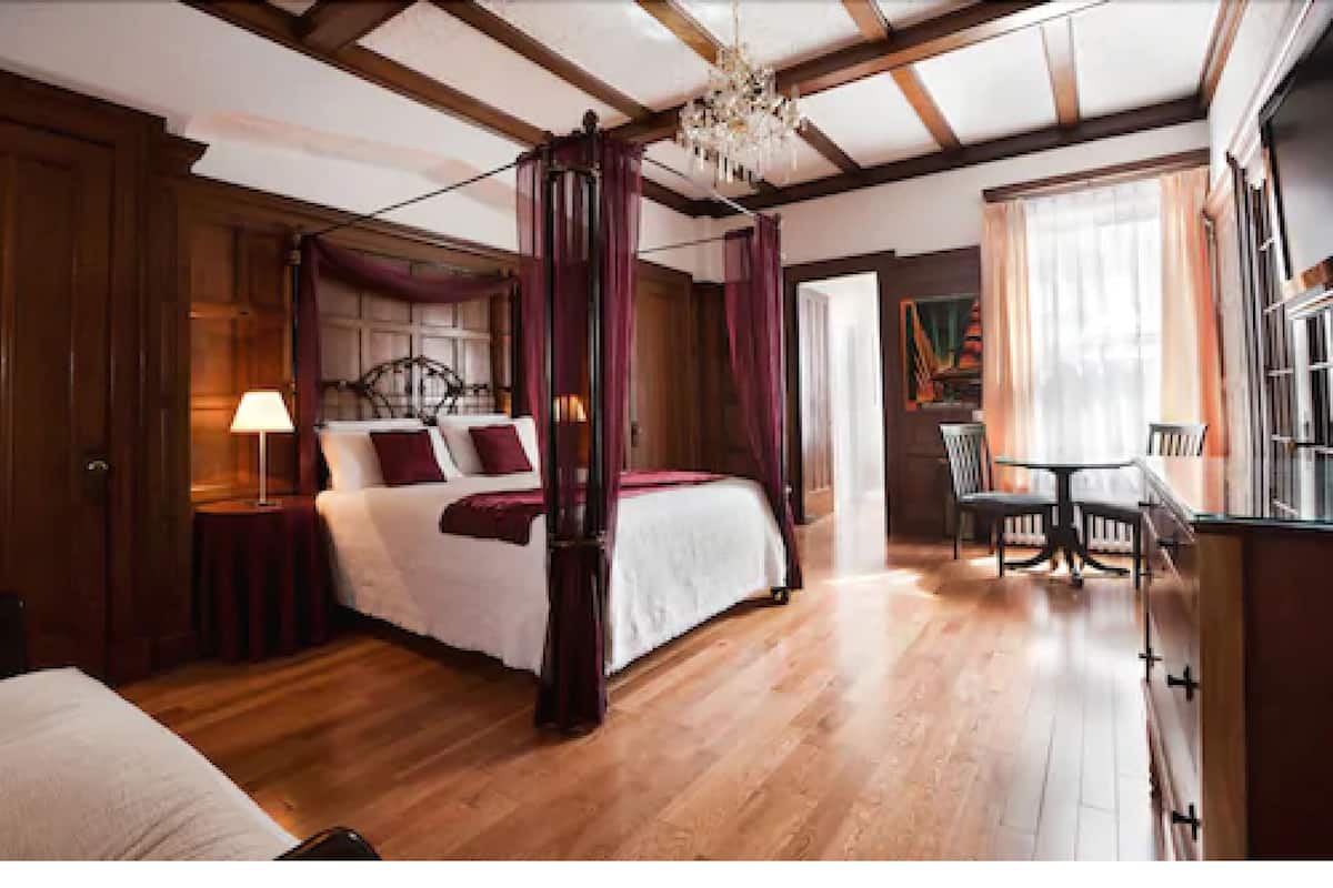 1 Schlafzimmer, hochwertige Bettwaren, Schreibtisch