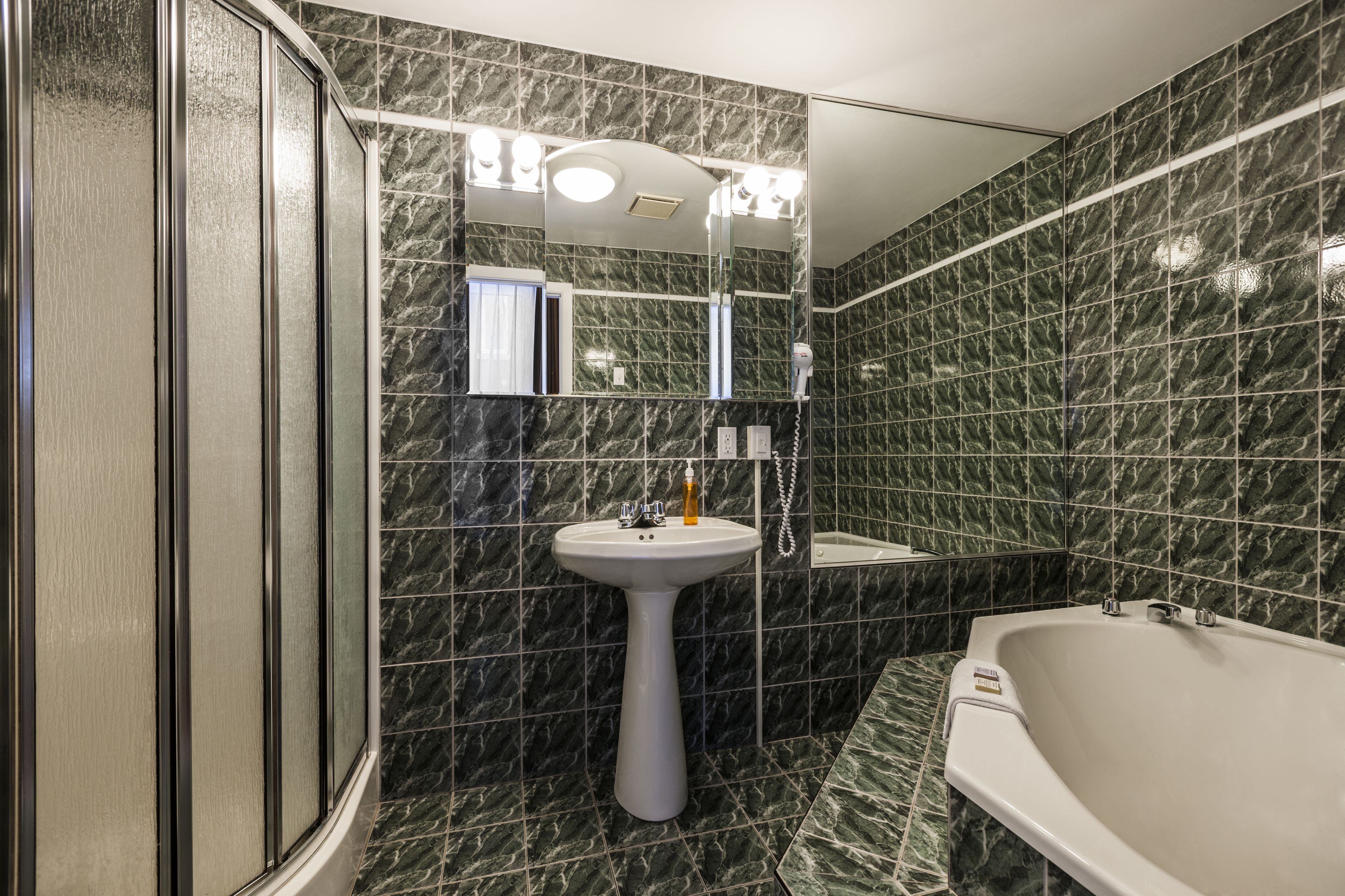 suite, 2 bedrooms | bathroom | free toiletries, hair dryer, towels