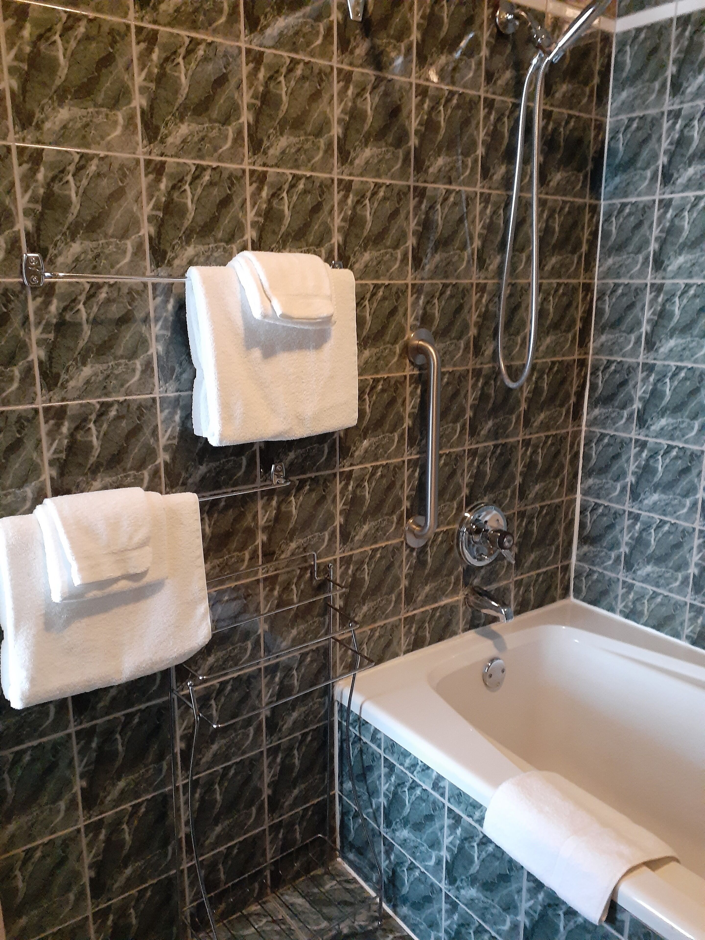 standard room, 2 double beds | bathroom | free toiletries, hair dryer, towels