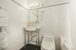 Standaard kamer, 1 queensize bed | Badkamer | Gratis toiletartikelen, een haardroger, handdoeken