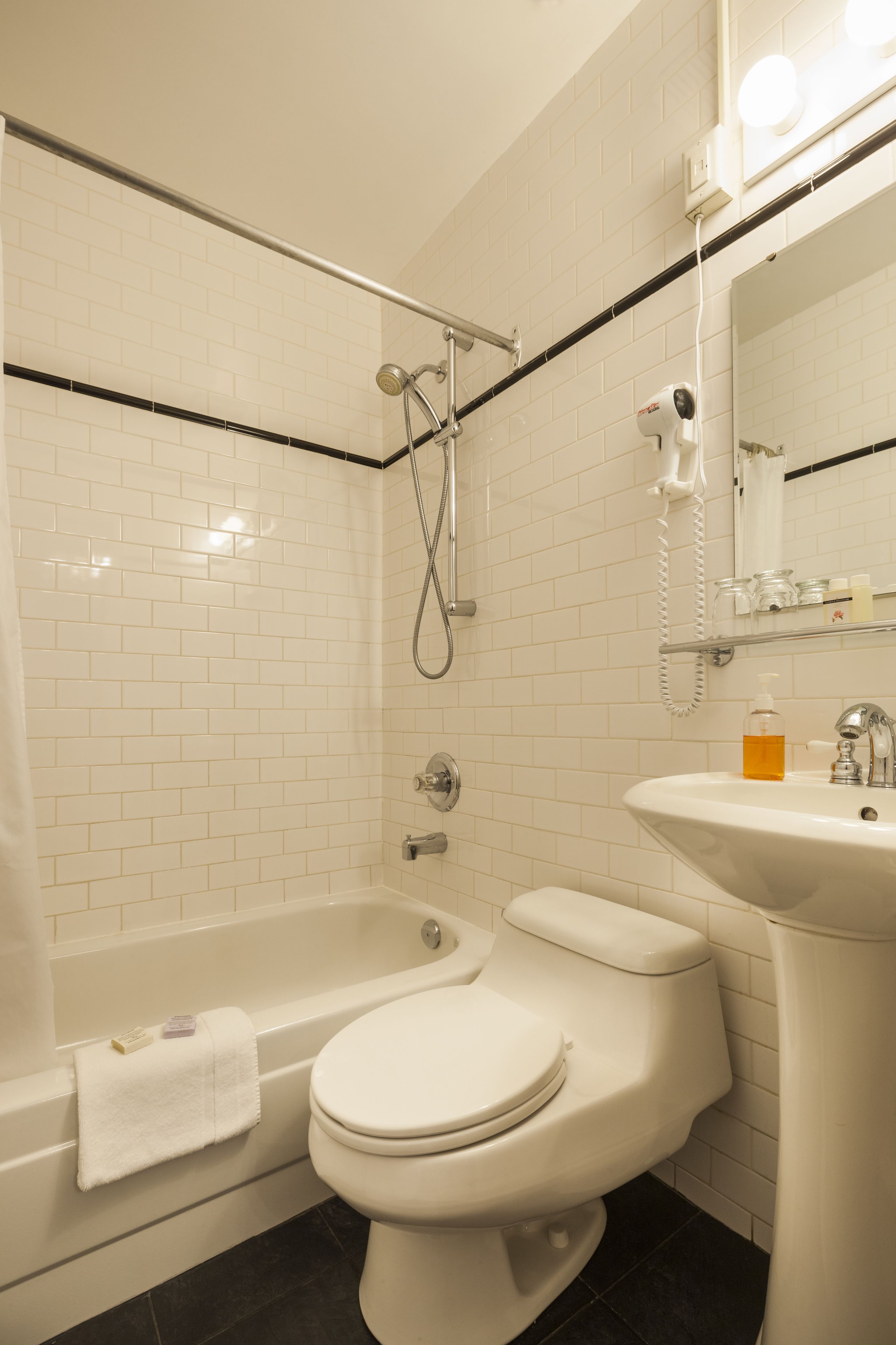 Ein Badezimmer mit einer weißen Badewanne, einer Toilette und einem Waschbecken.