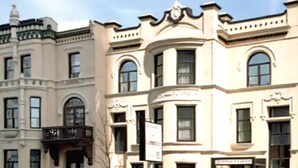 Un bâtiment historique doté d’une architecture riche en détails, de grandes fenêtres et d’un balcon imposant.