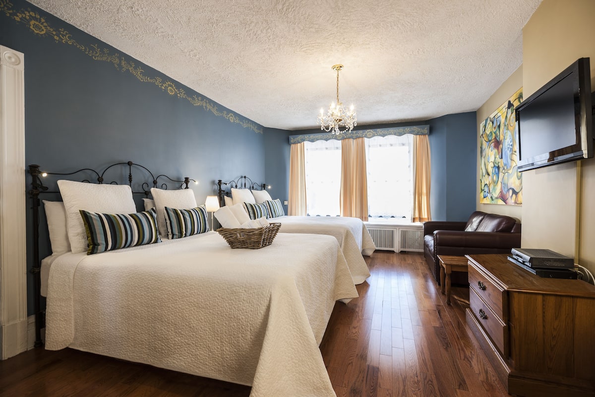 Superior-Zimmer, 2 Doppelbetten, Whirlpool | 1 Schlafzimmer, hochwertige Bettwaren, Schreibtisch