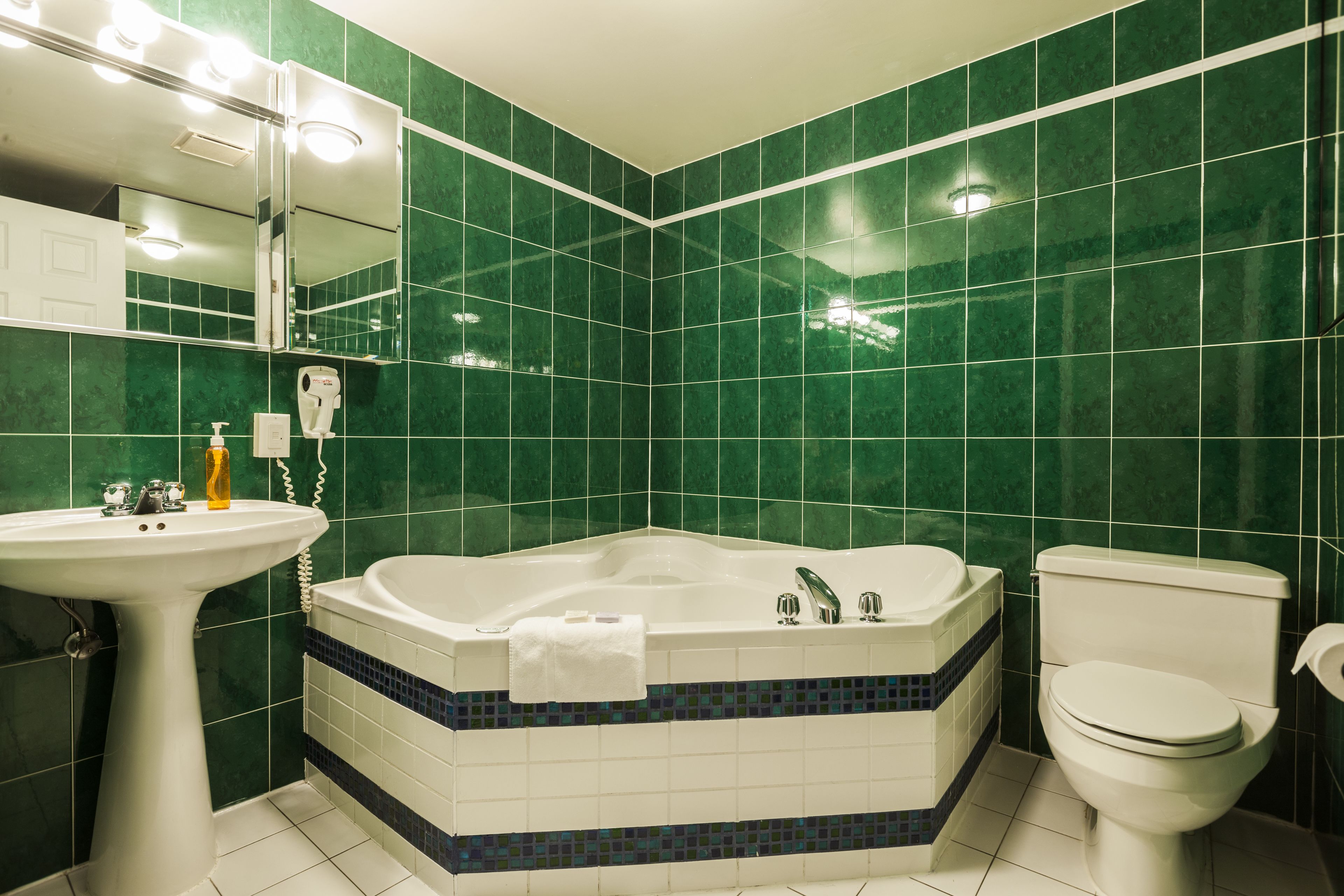 spacious room, 1 queen bed, jetted tub | bathroom | free toiletries, hair dryer, towels