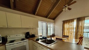 Cafeteira/chaleira, geladeira, micro-ondas, cooktop