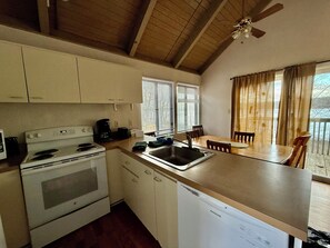 Geladeira, micro-ondas, cooktop, lava-louças