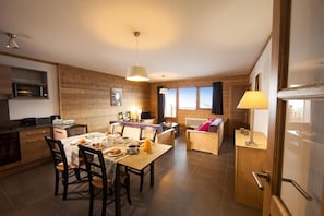60-inch flat-screen TV with digital channels, TV - CGH Résidences & Spas les Chalets du Soleil (Les Belleville)
