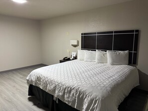 Room, 1 King Bed | Desk, iron/ironing board, free WiFi, bed sheets