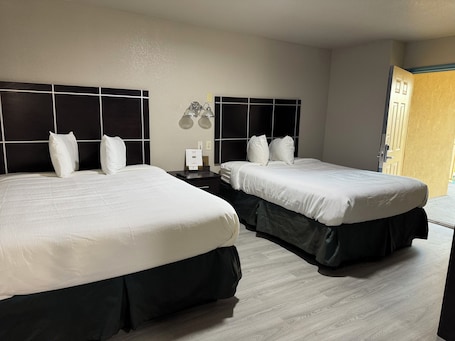 Habitación familiar | Escritorio, tabla de planchar con plancha, wifi gratis y ropa de cama