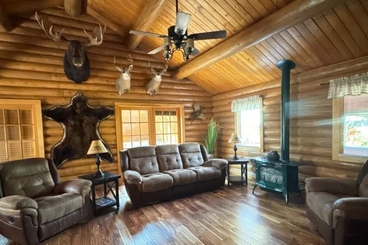 Deluxe Cabin, 2 Bedrooms, Non Smoking, Mountain View | Living room | TV