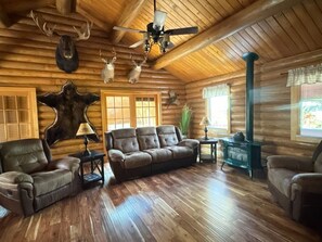 Deluxe Cabin, 2 Bedrooms, Non Smoking, Mountain View | Living room | TV