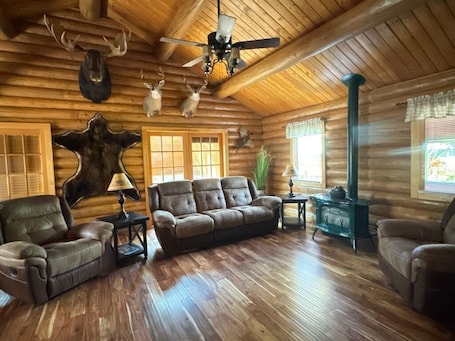 Deluxe Cabin, 2 Bedrooms, Non Smoking, Mountain View | Living room | TV. Silverwolf Log Chalet Resort