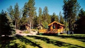 Property grounds - Silverwolf Log Chalet Resort (Coram)