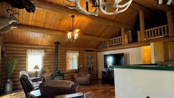 Deluxe Cabin, 2 Bedrooms, Non Smoking, Mountain View | In-room dining