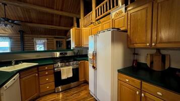 Cabaña Deluxe, 2 habitaciones, para no fumadores, vista a la montaña | Cocina privada | Refrigerador, microondas y cafetera y tetera