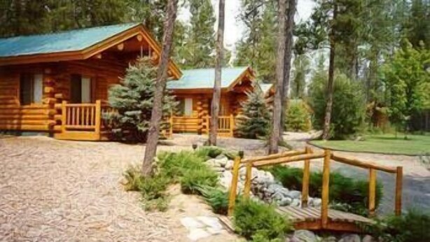 Property grounds - Silverwolf Log Chalet Resort (Coram)