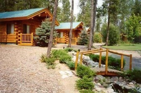 Property grounds. Silverwolf Log Chalet Resort