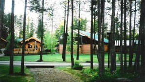 Property grounds - Silverwolf Log Chalet Resort (Coram)