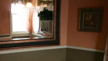 Une salle de bain avec une grande baignoire, un lavabo et des toilettes.