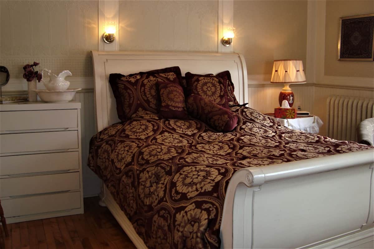 Classic Room, 1 Queen Bed, Terrace (Victoria) | WiFi (free), individually decorated, individually furnished, bed sheets