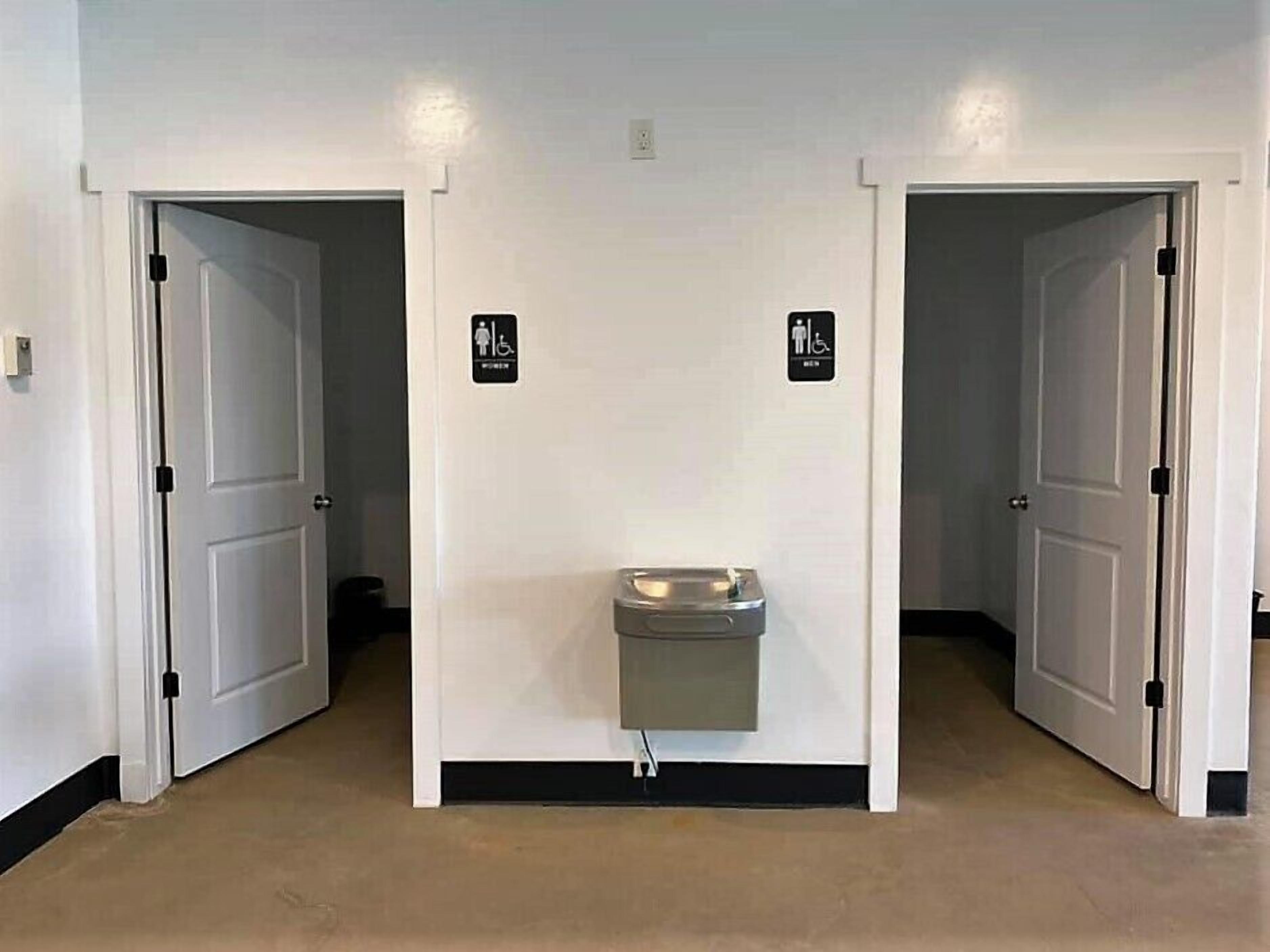 combined shower/bathtub, deep-soaking bathtub, free toiletries