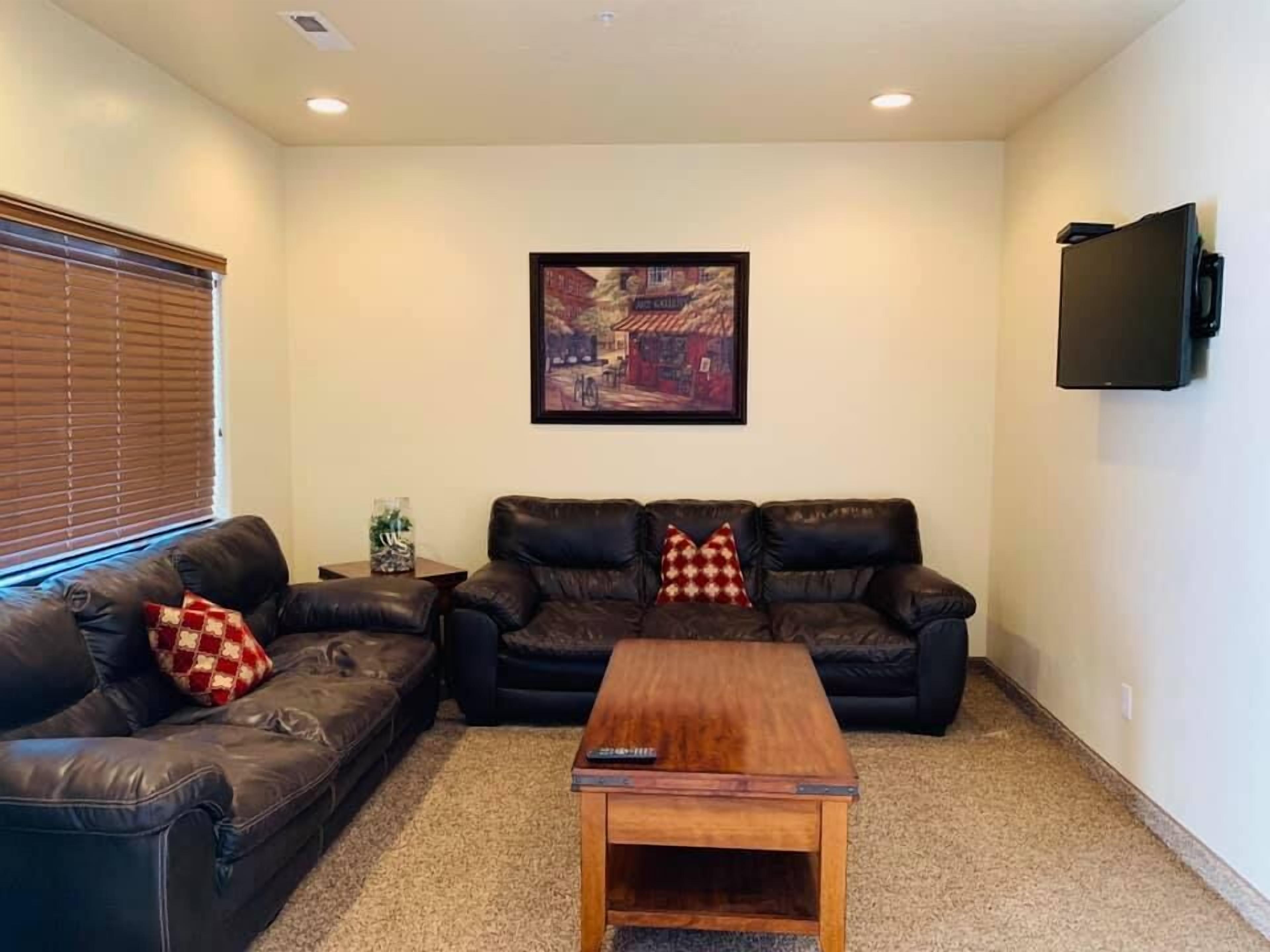 executive townhome, multiple bedrooms, non smoking, pool access | living room | 40-inch flat-screen tv with satellite channels, tv, hulu