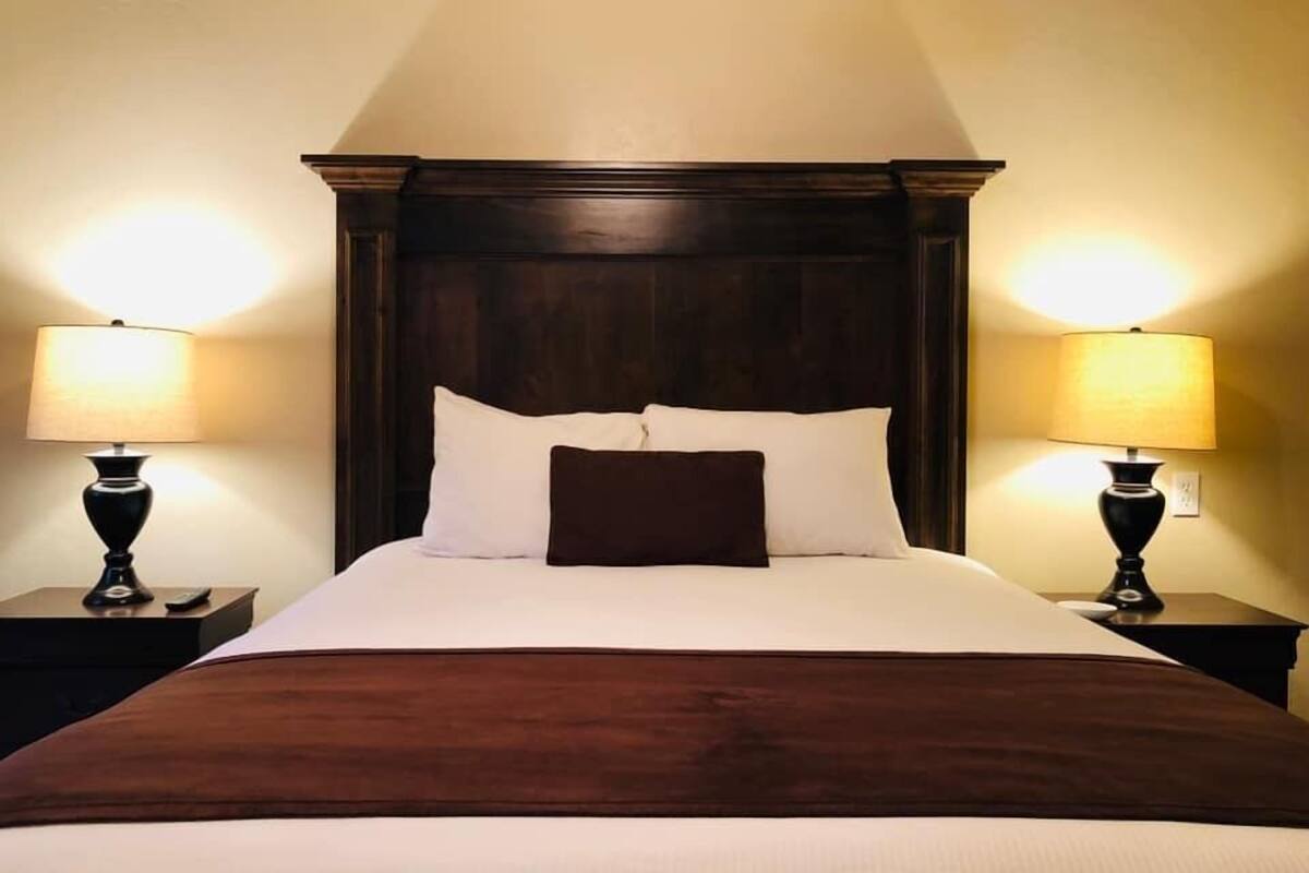 executive townhome, multiple bedrooms, non smoking, pool access | 1 bedroom, egyptian cotton sheets, premium bedding, down duvets