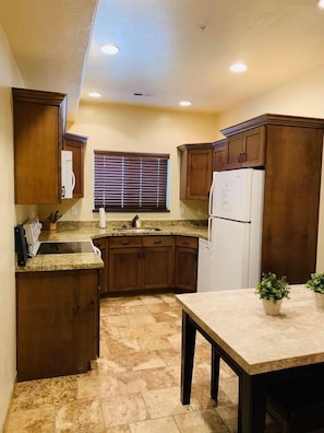 Executive Townhome, Multiple Bedrooms, Non Smoking, Pool Access | Private kitchen