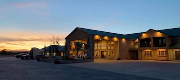 숙박 시설 정면 - 저녁/밤