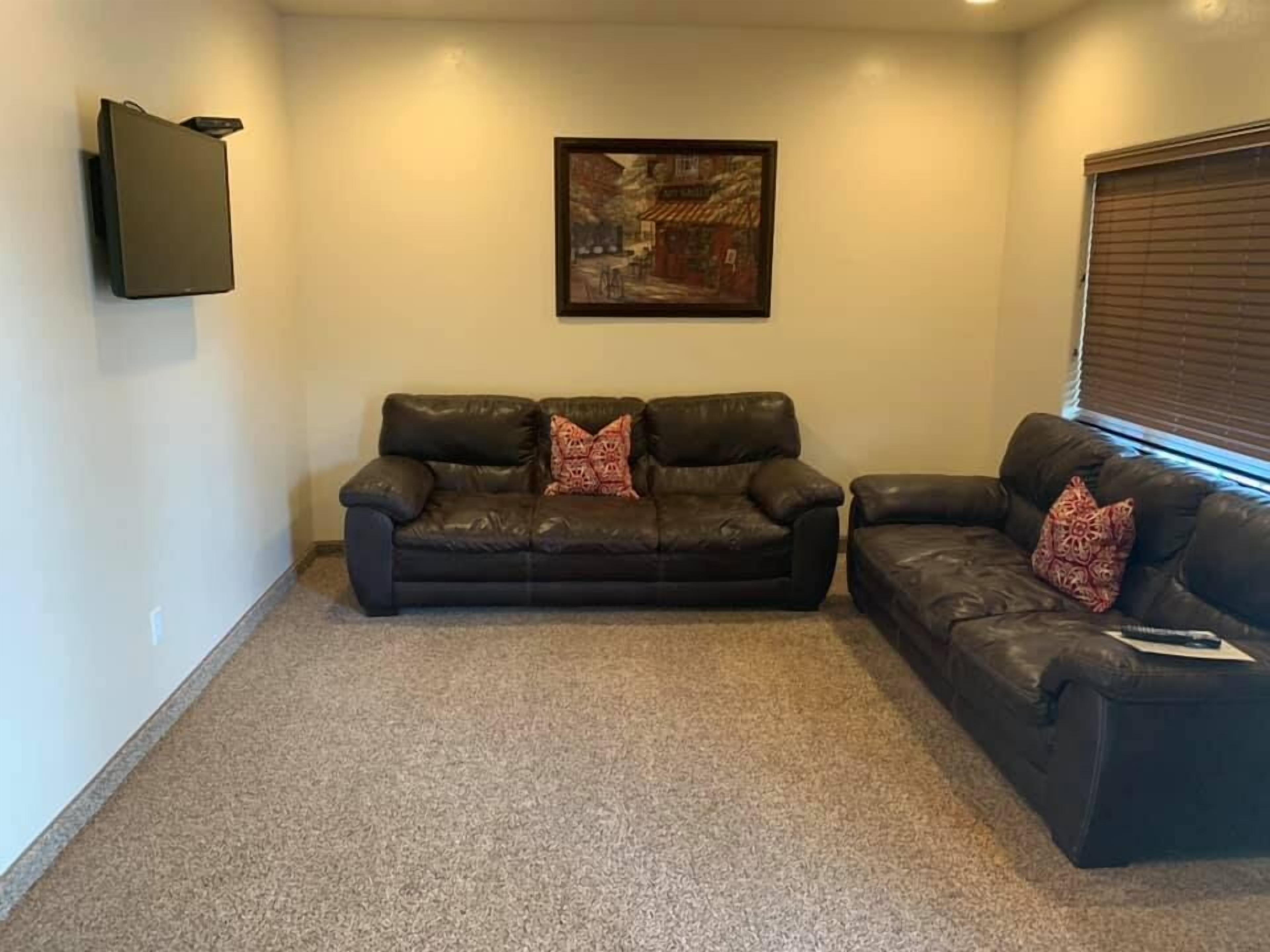 executive townhome, multiple bedrooms, non smoking, pool access | living area | 40-inch flat-screen tv with satellite channels, tv, hulu