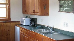 Private kitchen - Travelers Rest Lodge (East Glacier Park)