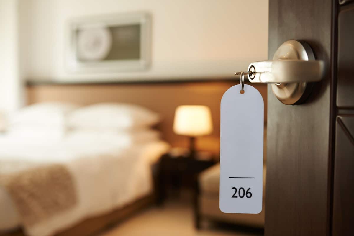 2 habitaciones, edredón, decoración personalizada y muebles diferentes