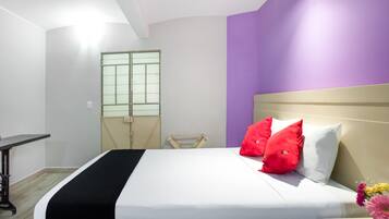 Habitación doble superior, varias camas | Tabla de planchar con plancha, wifi gratis y ropa de cama