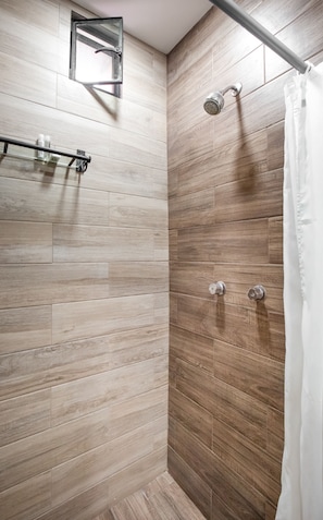 Standard Room | Bathroom | Shower, towels, soap, shampoo