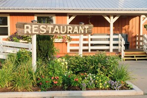 Breakfast, lunch and dinner served - Brown County Inn (Nashville)