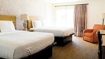 Quarto luxo, 2 camas Queen (Courtyard) | Escrivaninha, camas extras/dobráveis, Wi-Fi de cortesia, roupa de cama