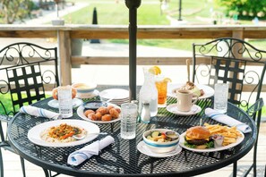 Breakfast, lunch and dinner served - Brown County Inn (Nashville)