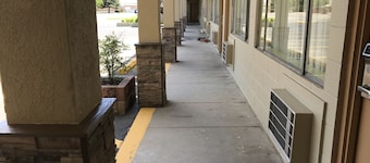 Hutchinson Inn