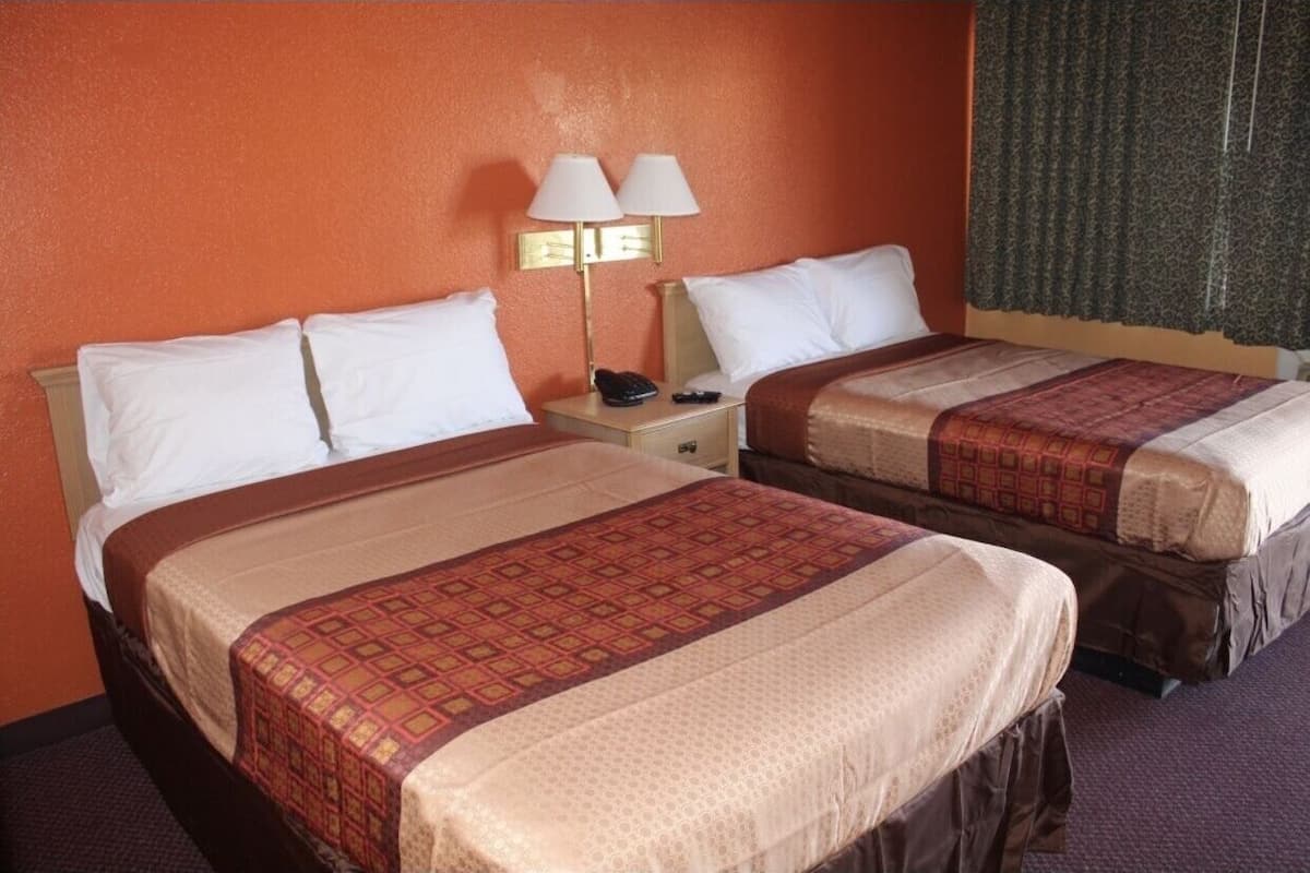 โต๊ะทำงาน, เตารีด/โต๊ะรีดผ้า, Wi-Fi ฟรี, ผ้าปูที่นอน