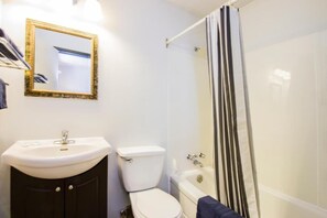 Bañera con ducha, artículos de tocador gratuitos, toallas