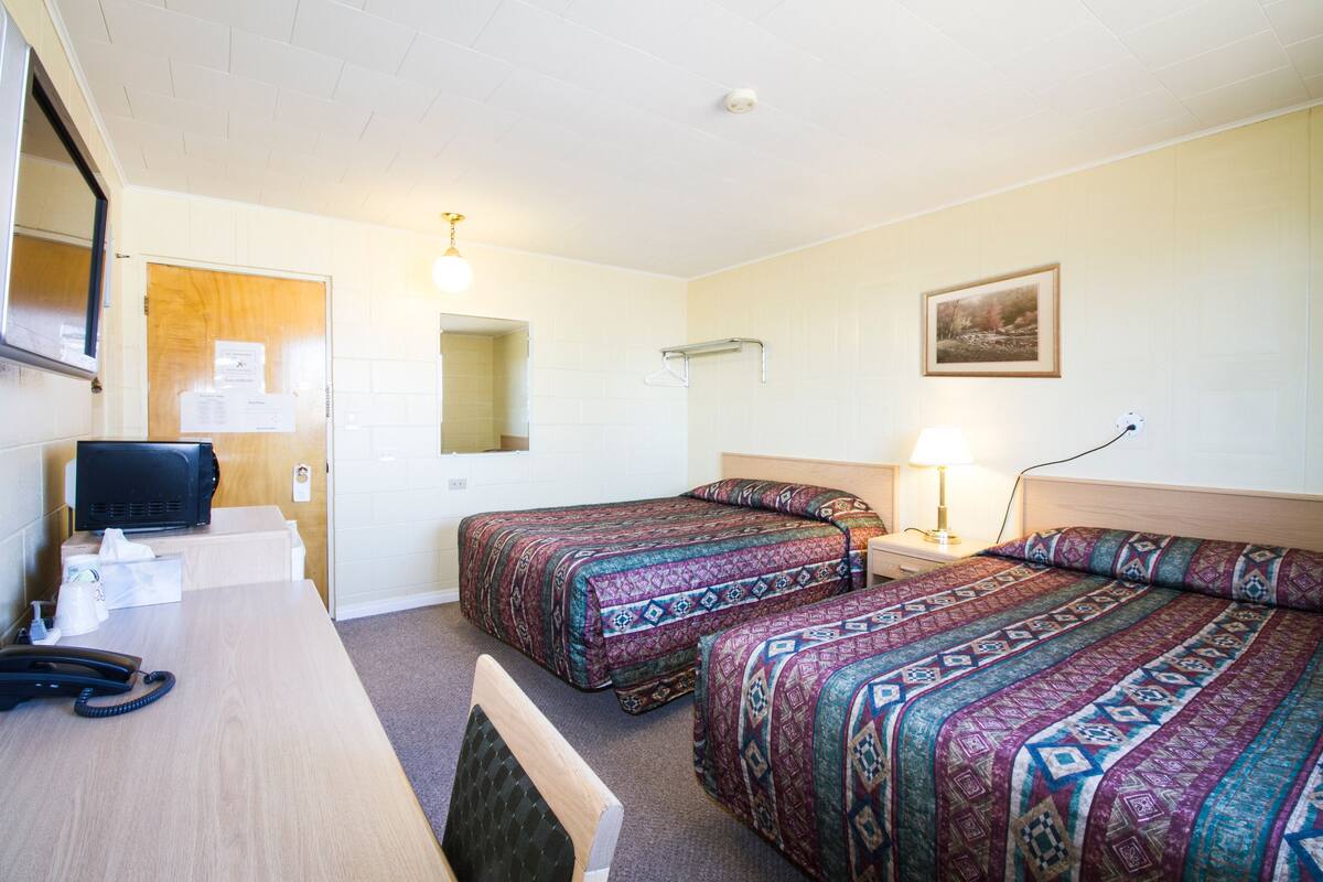Kamer, 2 queensize bedden | Een bureau, gratis wifi