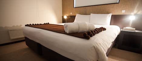 4 bedrooms, premium bedding, in-room safe, desk