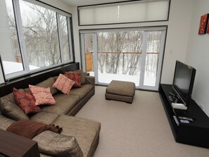 42-inch flat-screen TV with digital channels, Smart TV - Neyuki (Kutchan)